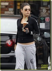 mila-kunis-baby-bump-3