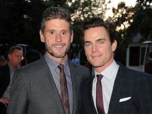 Do you know who is beautiful Matt Bomer dating? His name is Simon Halls, he has been wit the famous Magic Mike actor for a couple of years in which they have become the parents of thee beautiful children. #mattbomer #simonhalls #husband #boyfriend @feedsta